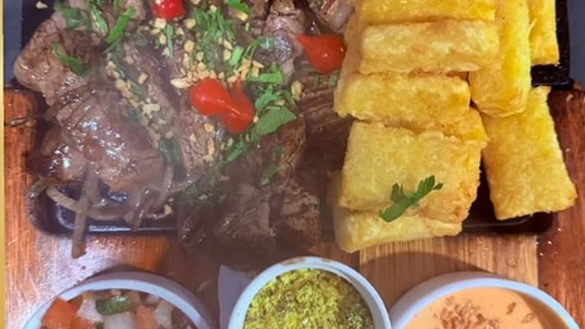 Espeto misto com polenta frita